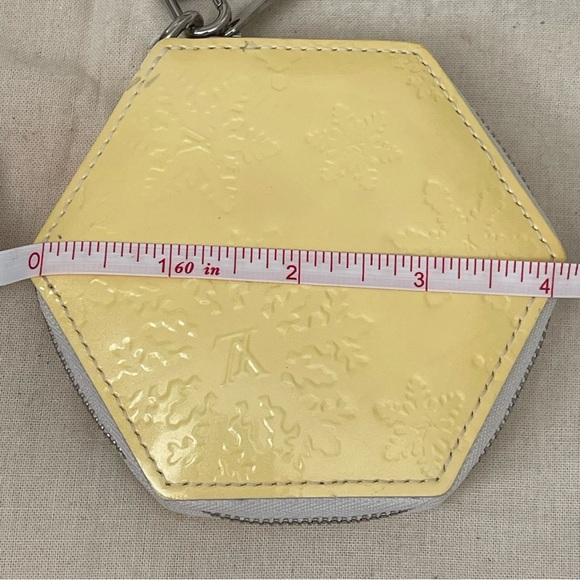 LOUIS VUITTON ⭐️VERNIS PORT MONNAIE FLOCON MM PERLE W/UNBRANDED WRISTLET CHAIN⭐️ - Picture 14 of 17